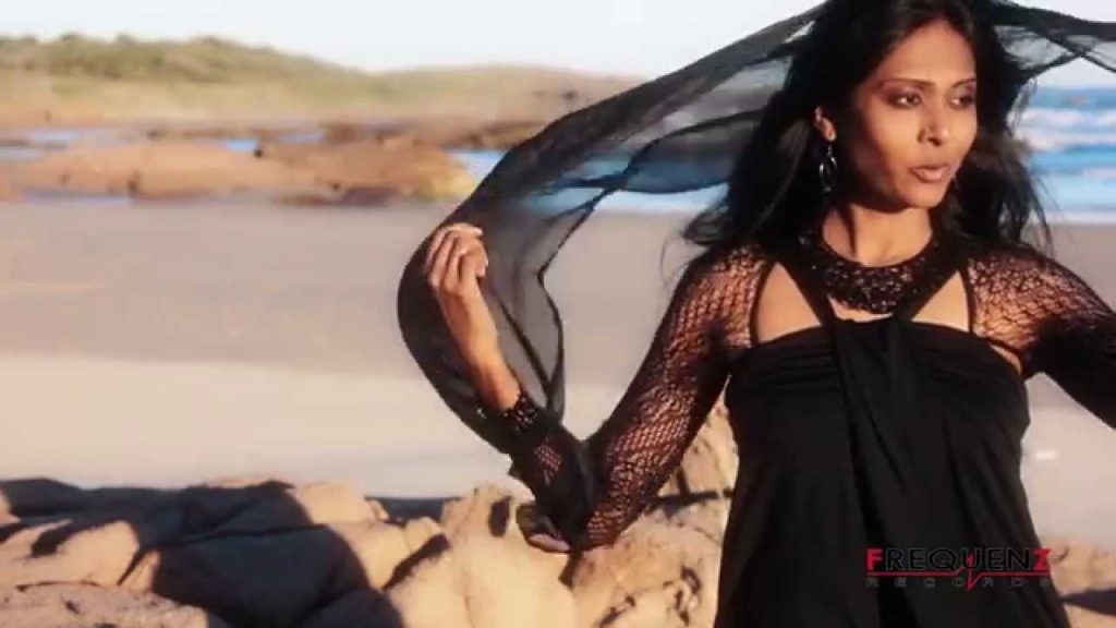 Yenggugiren Nee En Pakkam Illaiye Song Lyrics – Dhilip Varman